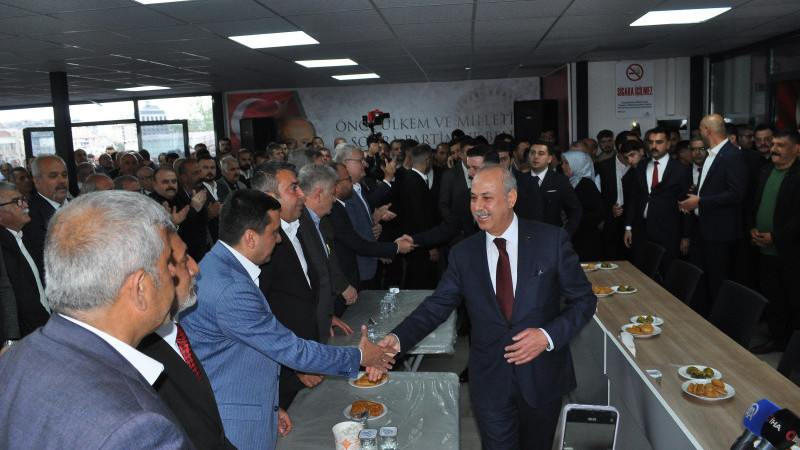 ÜLKÜCÜLER DOLU GİBİ AKIN AKIN KARARGÂHTA BİRARAYA GELDİLER 