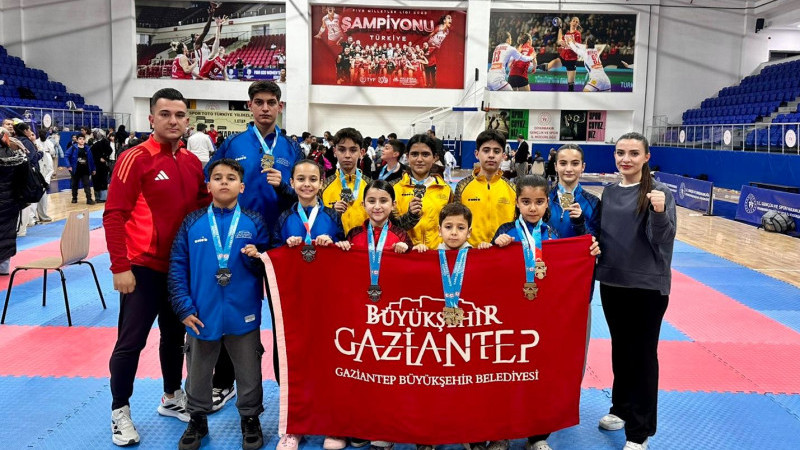 GBB KARATE SPORCULARINDAN 11 MADALYA – ŞAMPİYONLUKLA DÖNDÜLER.