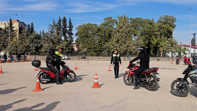 MOTOR SÜRÜCÜLERİNE KASK DAĞITIMI DEVAM EDİYOR 