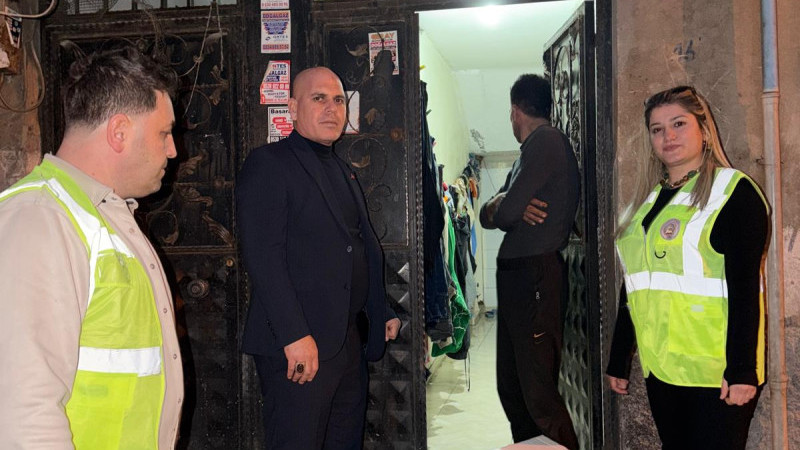 ATAYURDU DERNEĞİ YARDIM KOLİLERİNİ ADRESE TESLİM EDİYOR