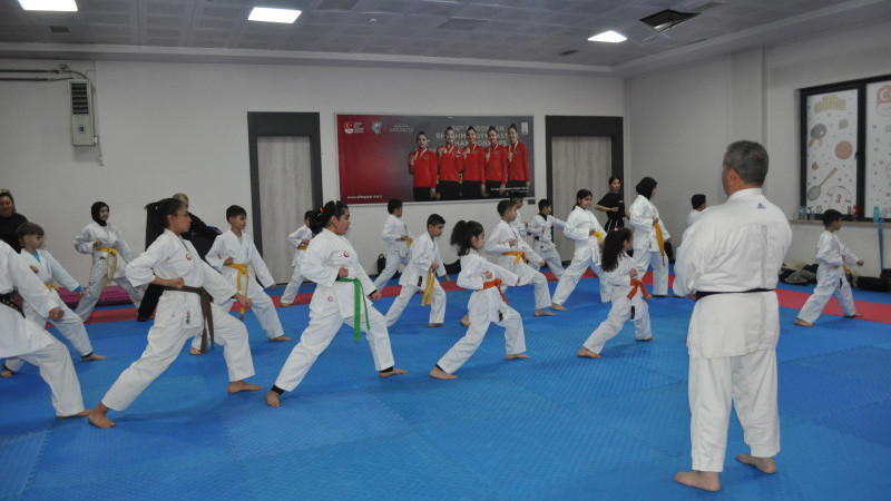 SPORCULAR TATİLDE KİTAP OKUYARAK BİR İLKİ BAŞLATTI 