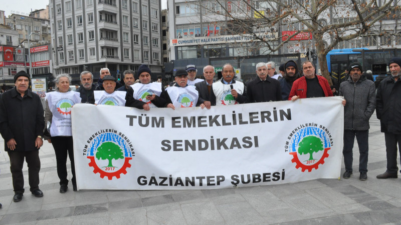 6 ŞUBAT DEPREMİ YIL DÖNÜMÜNDE  EMEKLİLER ÖLENLERİ SAYGIYLA ANDI.