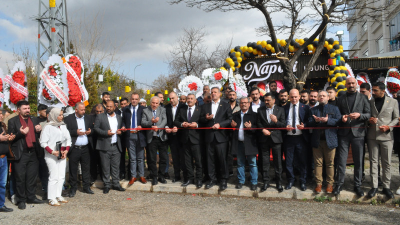 NAPOLİ LAUNGE CAFE AÇILIŞINA YOĞUN KATILIM 